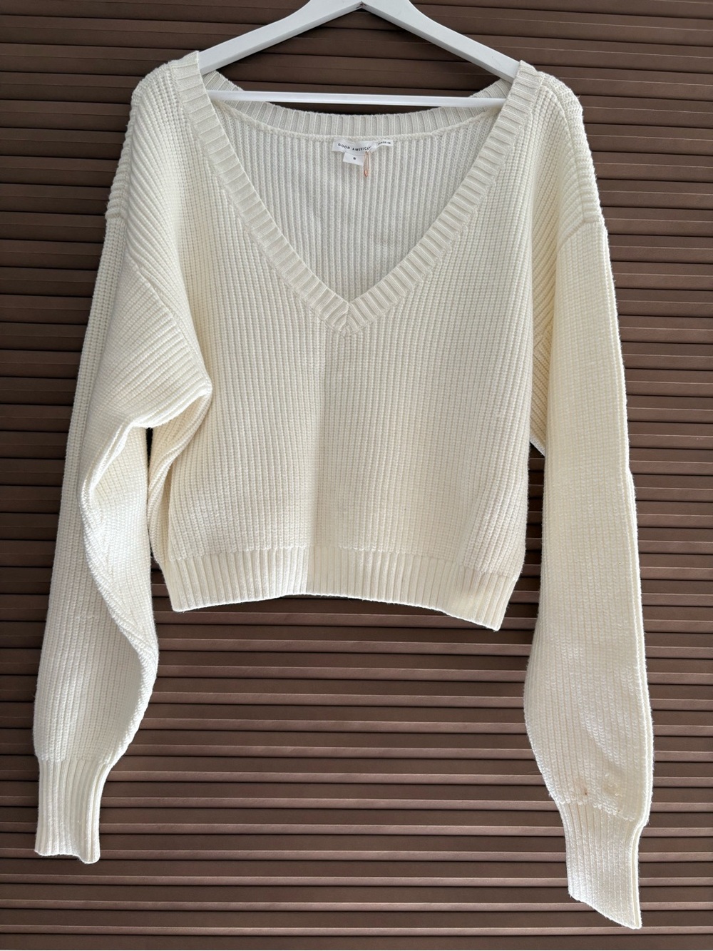 Good American Cream V-Neck Ribbed Knit Sweater